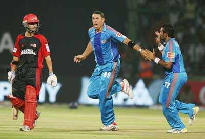Daredevils topple Mumbai